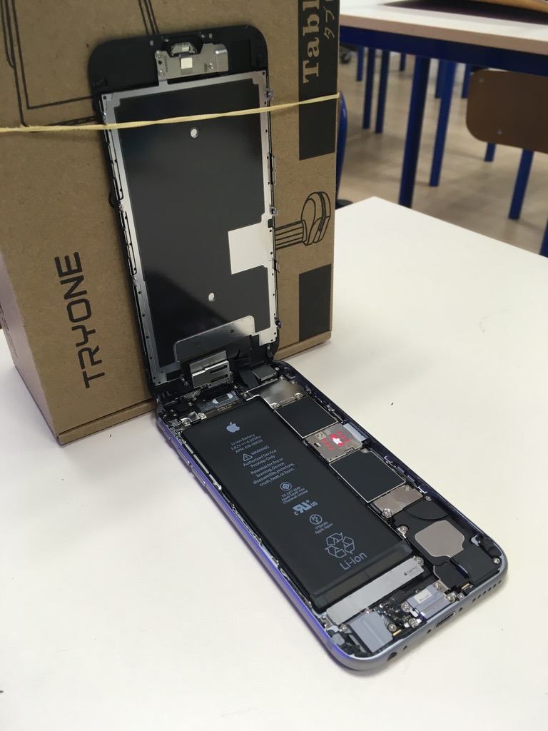 photo de sécurisation de l'ouverture de l'iPhone à l'aide d'une boîte en carton et d'un élastique